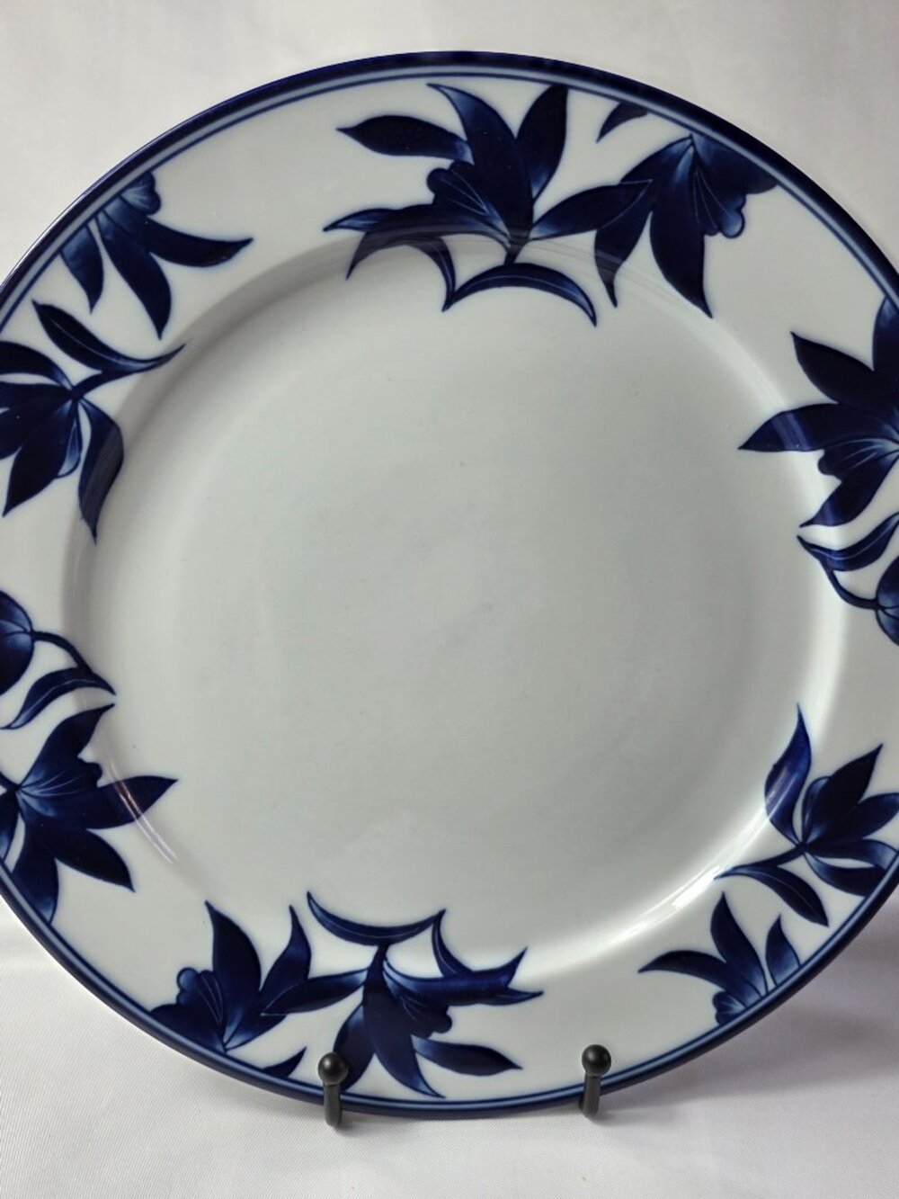 ONE Pier 1 Ming Dinner Plate White with Blue Leaves and Flowers
